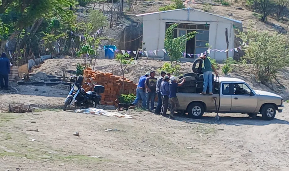 Vecinos de “El Cascalote” realizan trabajo comunitario para mejorar accesos y seguridad