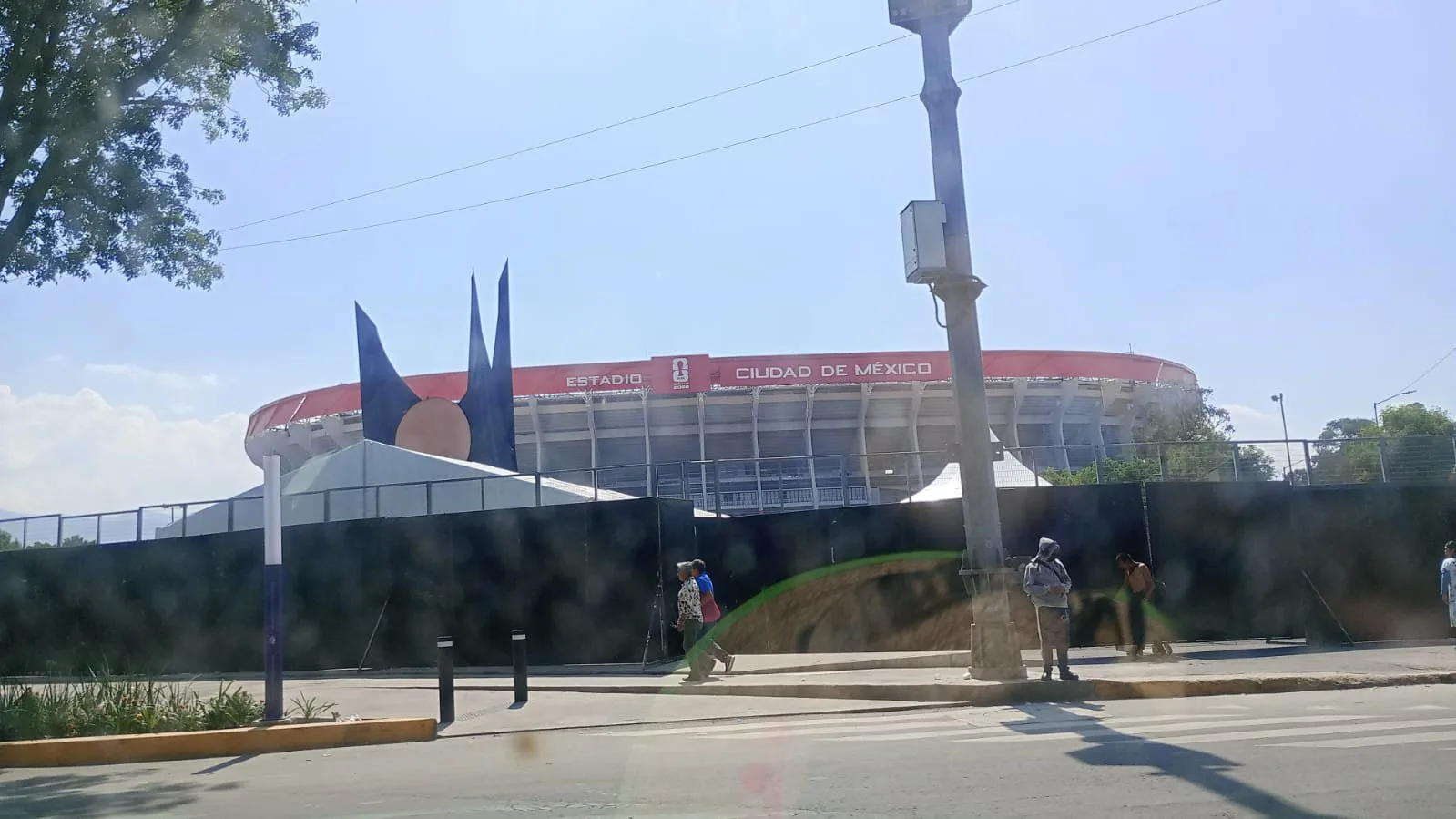 Vecinos protestan por el perímetro de seguridad alrededor del Estadio Ciudad de México