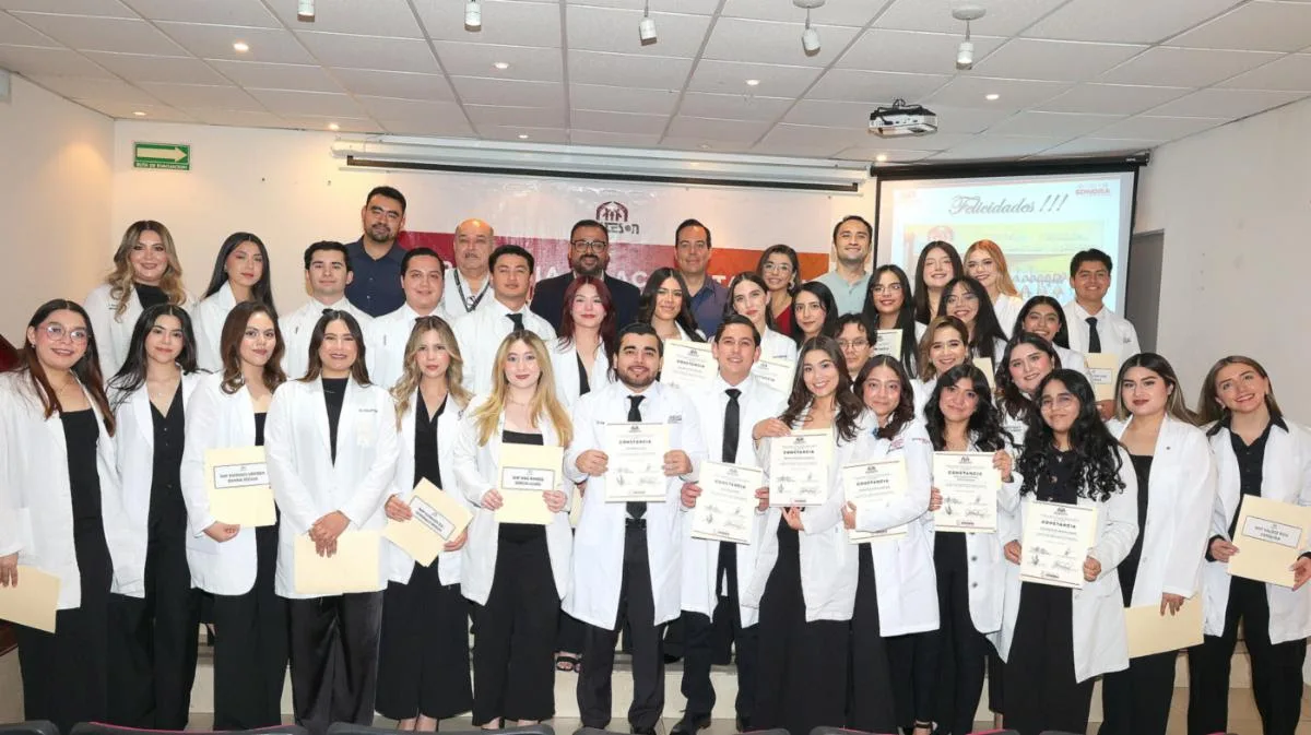 32 estudiantes de medicina concluyen su internado en Isssteson tras un año de práctica clínica