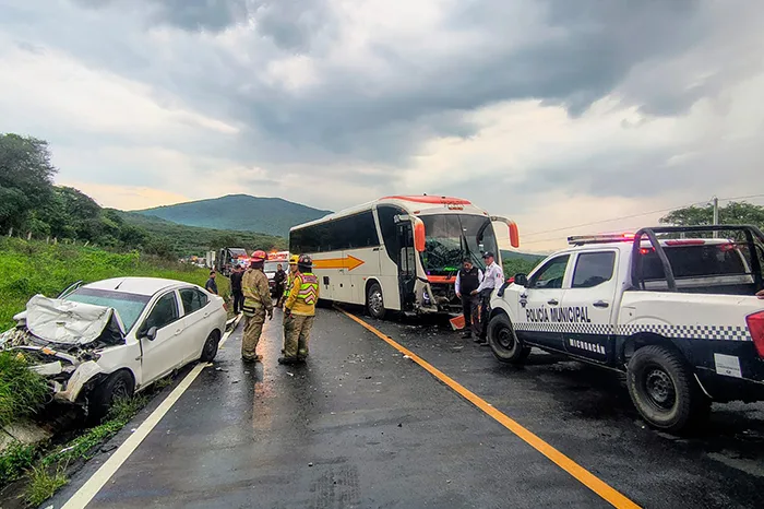 Accidente entre autobús y sedán en Ixtlán deja un herido grave y bloqueo vial
