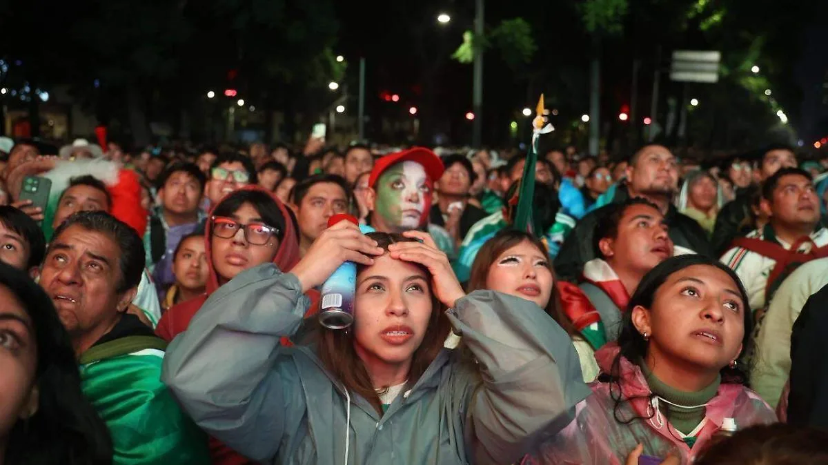 Aficionados del Mundial abandonan el Monumento a la Revolución tras la eliminación de México