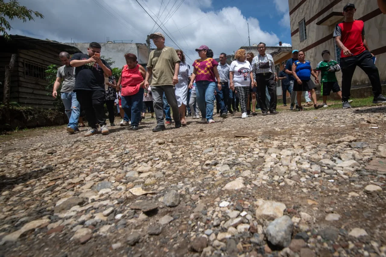 Autoridades municipales atienden mejoras urbanas y servicios en varias colonias