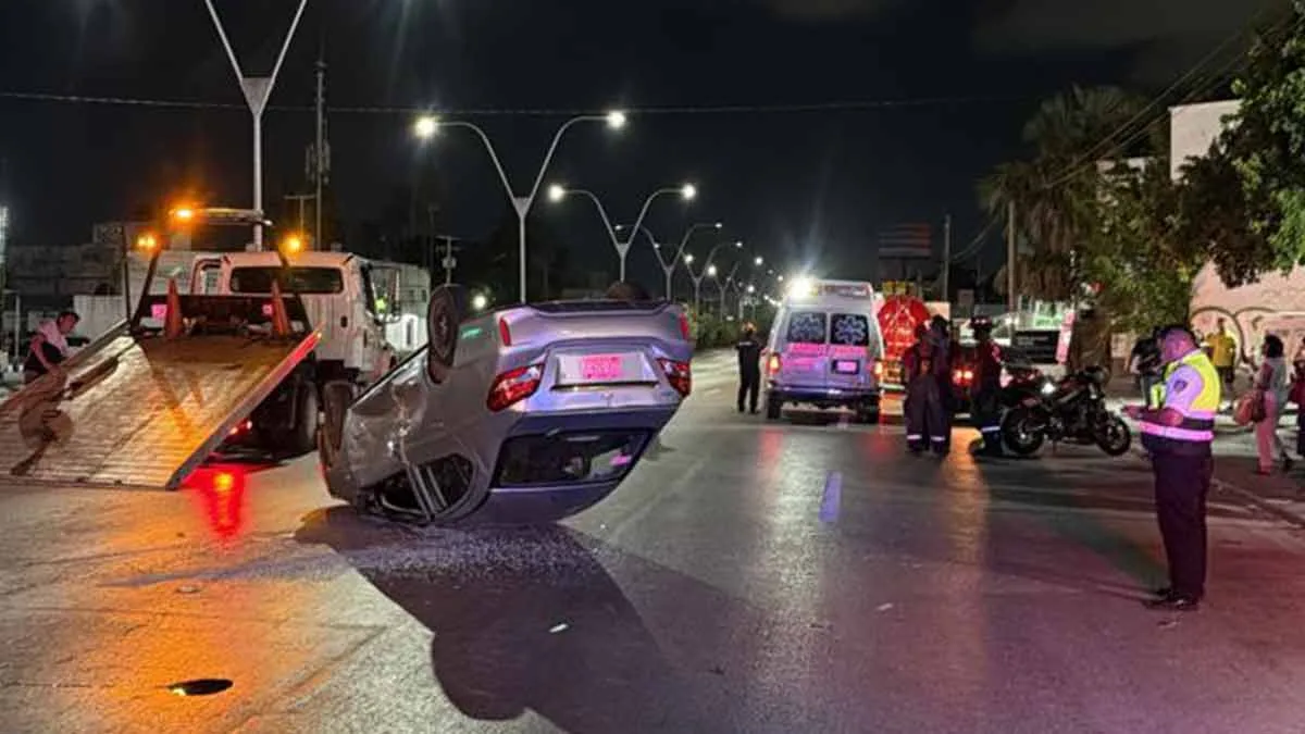 Camioneta provoca volcadura de automóvil al cortar circulación en Cancún