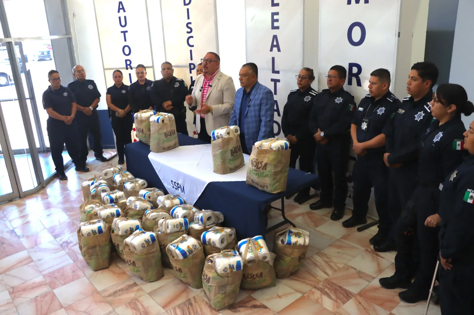 CANACO apoya a policías destacados con entrega de despensas para sus familias