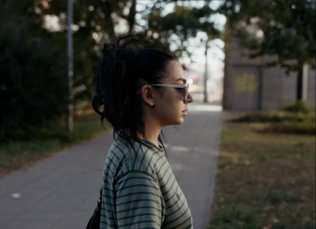 Charli XCX debuta como actriz y coguionista en el drama “Erupcja”, estreno en México