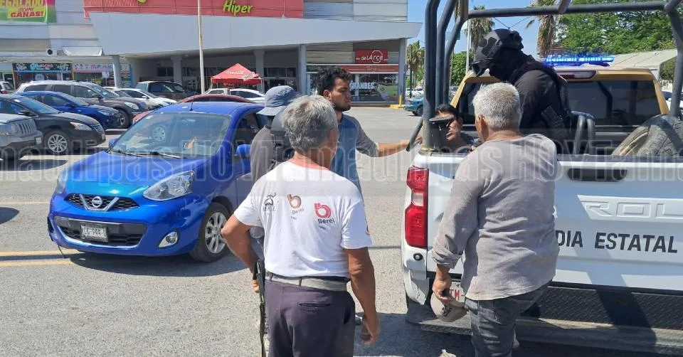 Conductor ebrio choca tres vehículos en Victoria, huye y paga daños desde una patrulla