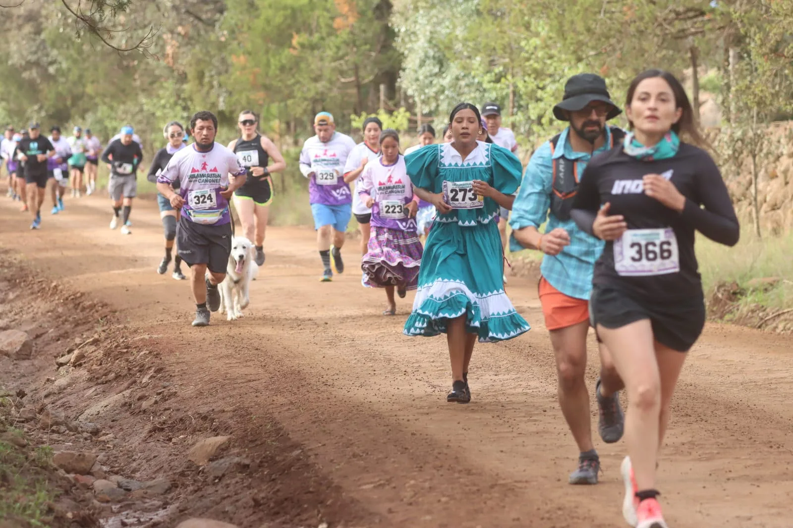 Corredores rarámuri dominan el 21K del Ultra Maratón de los Cañones en Guachochi