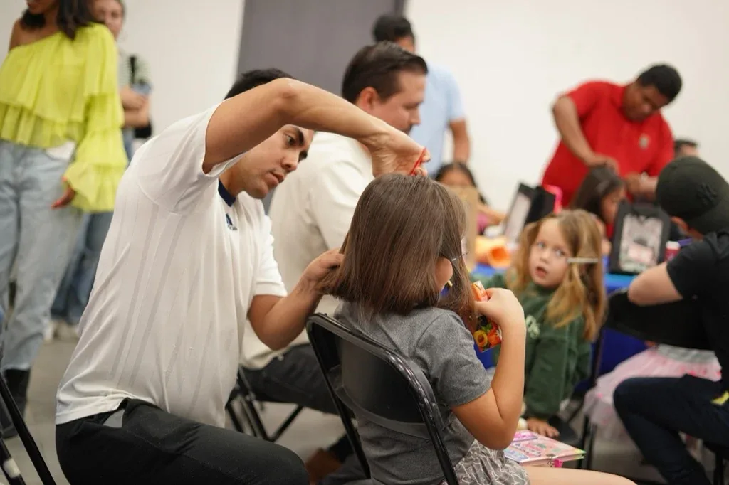 Corregidora impulsa taller para que padres aprendan a peinar a sus hijas