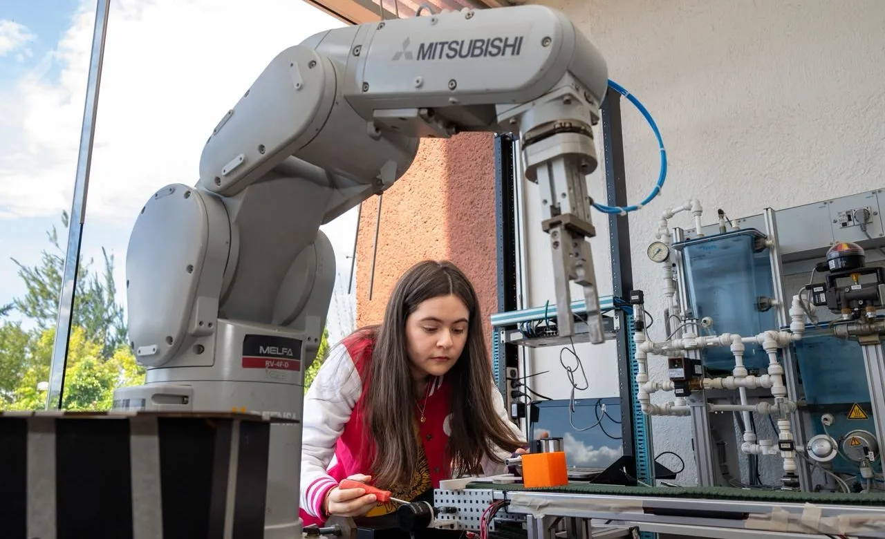 Daniela Verduzco, estudiante que combina mecatrónica y biomédica para innovar en el espacio