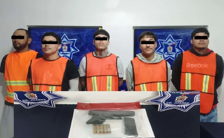 Detienen a cinco hombres tras portar armas y resistirse a la autoridad en motocicletas