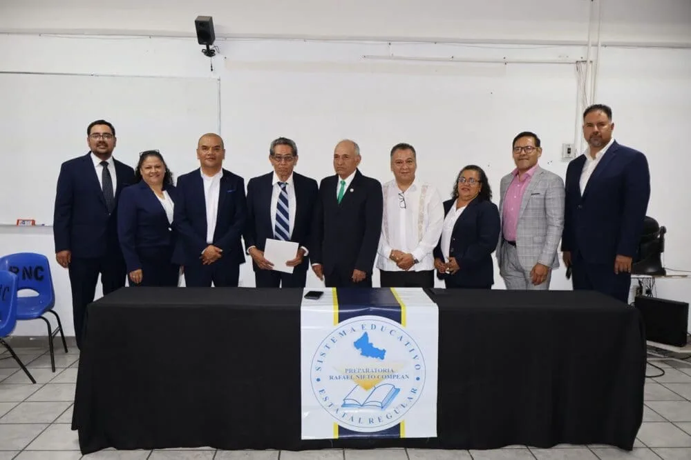 Dos adultos mayores completan la preparatoria gracias a programa estatal de educación incluyente