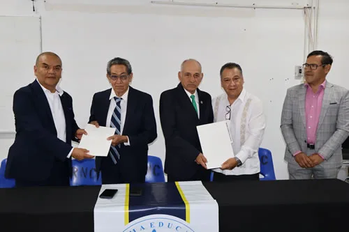 Dos adultos mayores concluyen la preparatoria gracias a programa estatal inclusivo