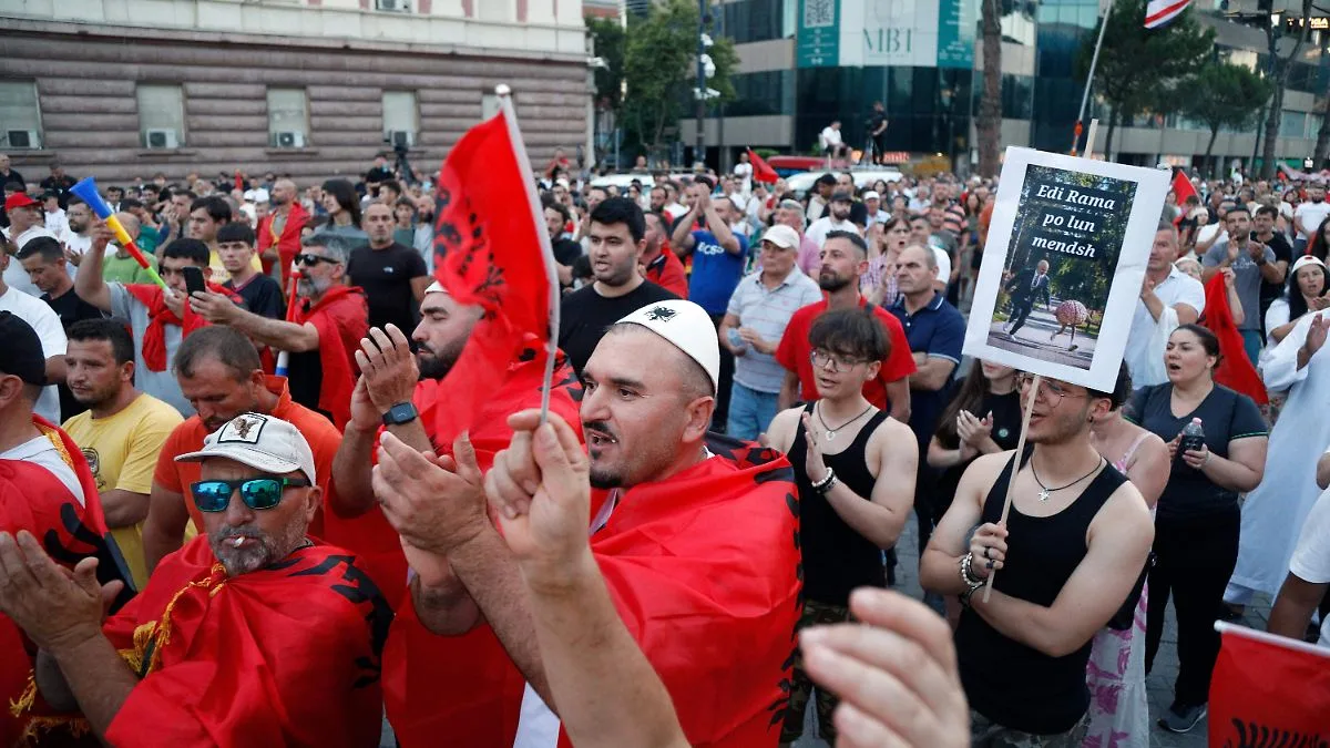 Dua Lipa apoya manifestaciones en Albania contra proyecto ligado a la familia Trump