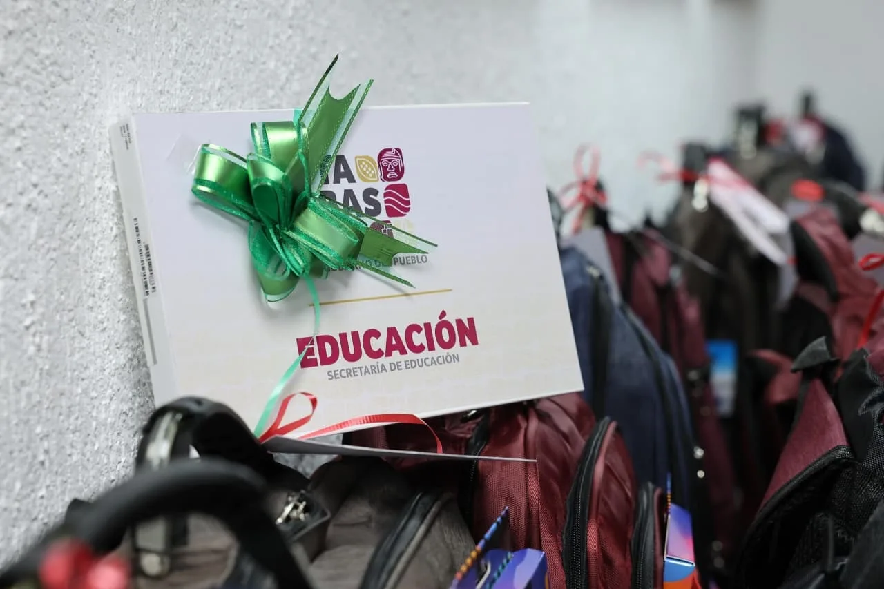 El gobernador entrega reconocimientos y becas a 23 estudiantes destacados en la Olimpiada del Conocimiento