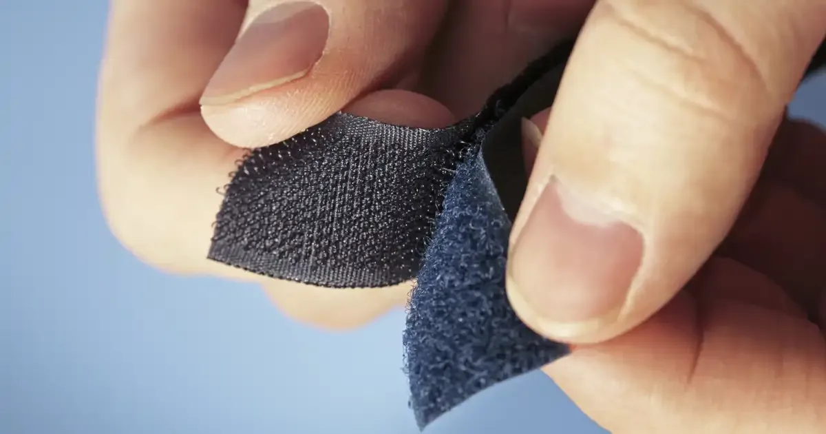 El origen inesperado del velcro, un invento revolucionario inspirado en la naturaleza
