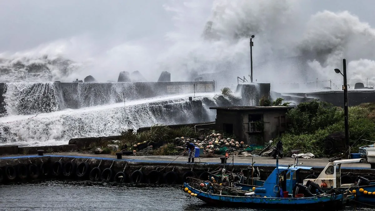 El tifón Bavi se debilita pero sigue causando daños mientras avanza por China