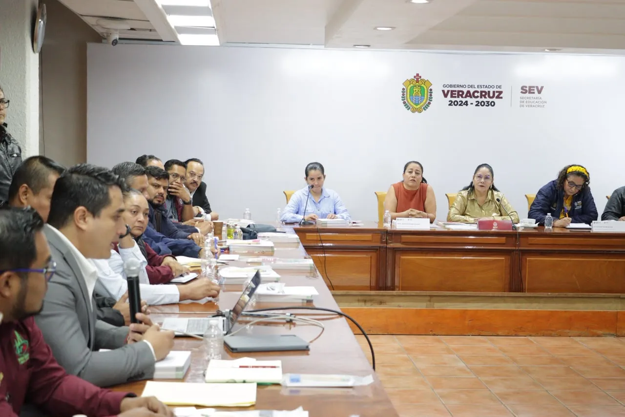 Estudiantes de Veracruz se suman como voluntarios en programa de alfabetización para jóvenes y adultos