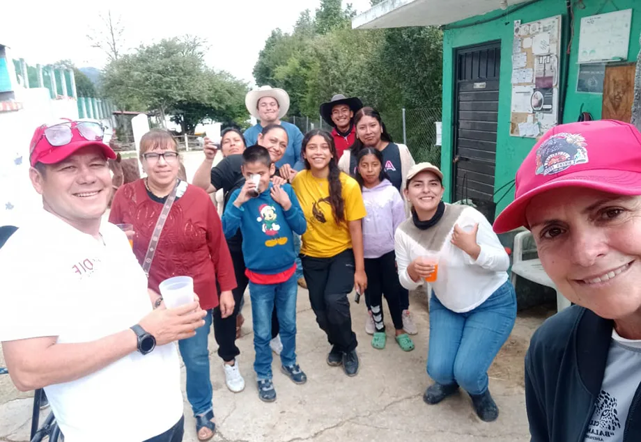 Exalumnas de IBERO Puebla impulsan la danza movimiento terapia para apoyar a cuidadores en contextos vulnerables
