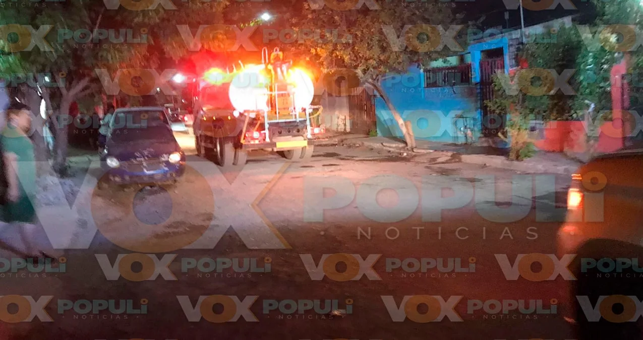 Fuego destruye el segundo piso de una casa en Ciudad Victoria y vecinos rescatan a una persona