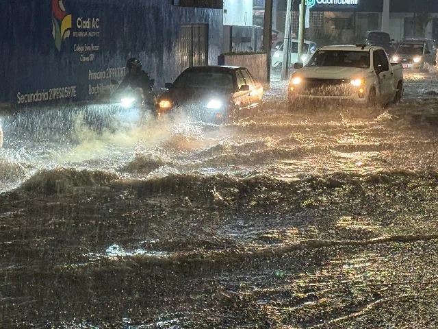 Fuertes lluvias causan inundaciones y caos vial en Puebla, autoridades mantienen vigilancia en el río Atoyac