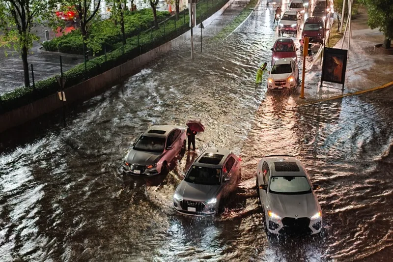 Fuertes lluvias en Puebla causan inundaciones y bloqueo de vías principales