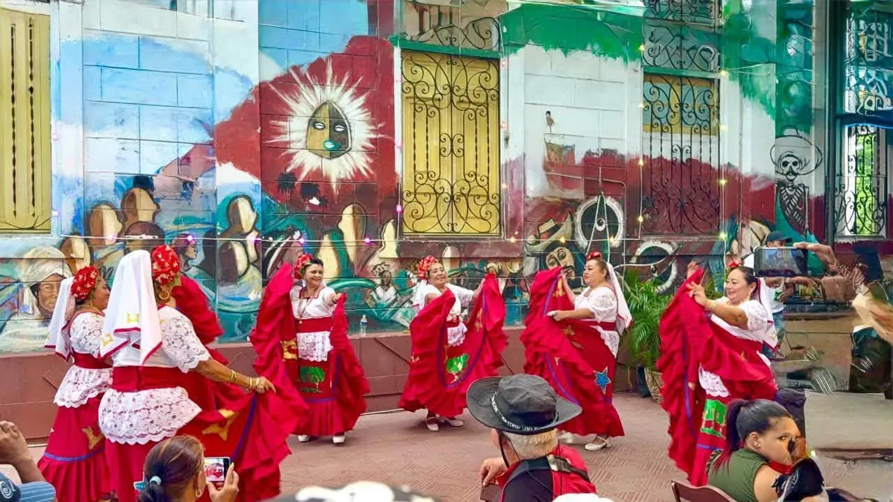 Grupo Folclórico Añoranzas proyecta la cultura de Isla Mujeres en Festival Caribe de Cuba