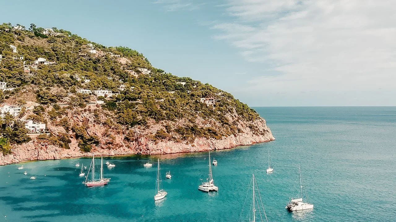 Guía esencial para disfrutar Ibiza: hoteles, gastronomía y vida nocturna