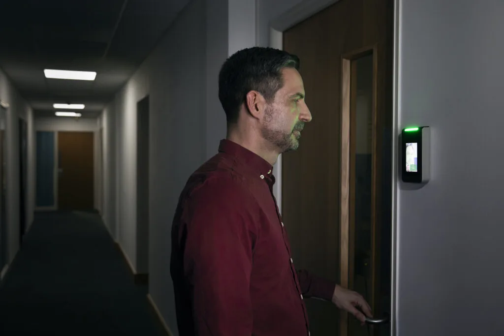 HID Amico introduce un lector facial biométrico que integra tarjetas físicas y virtuales