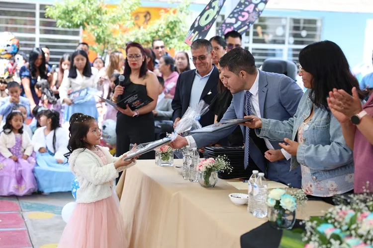 Huixquilucan cierra ciclo escolar 2025-2026 con renovaciones en 32 escuelas y miles de becas