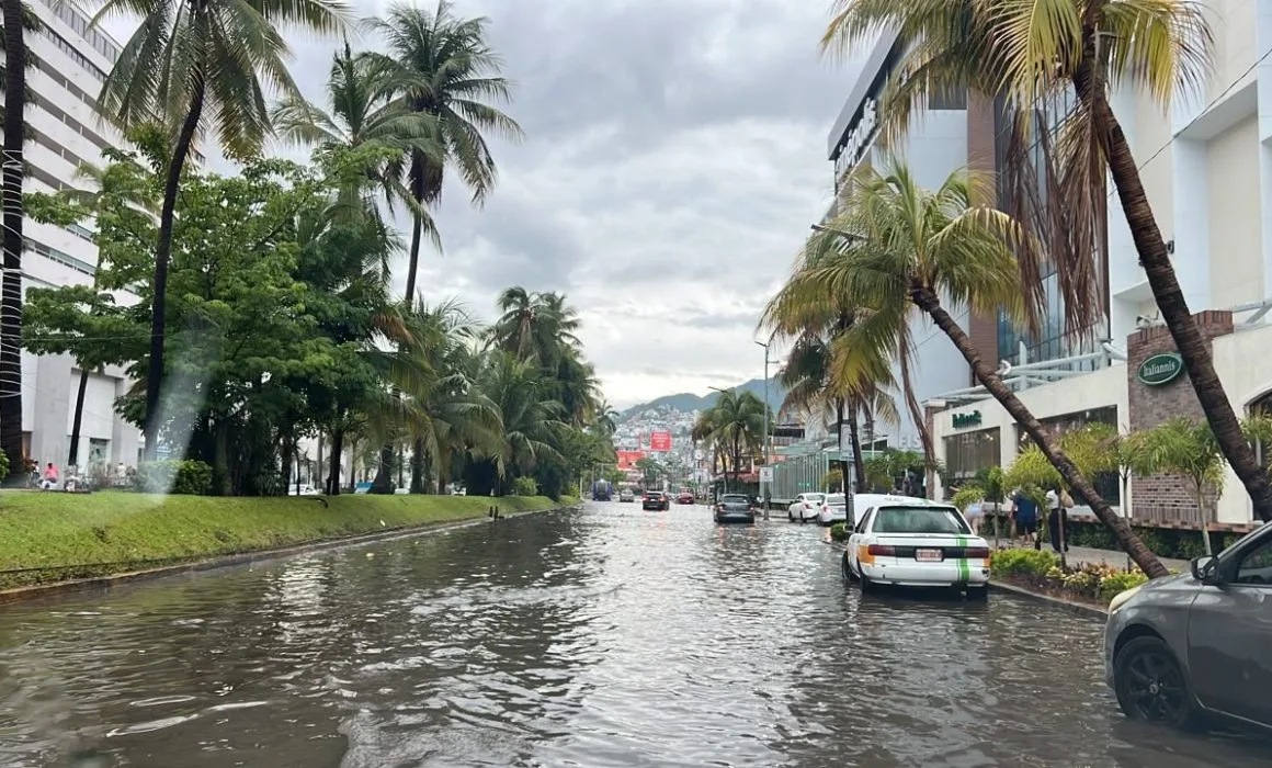 Intensas lluvias provocan graves inundaciones en la avenida Costera Miguel Alemán de Acapulco