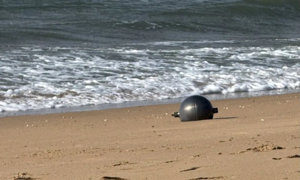 Investigan origen de esferas metálicas encontradas en una playa del norte de Australia