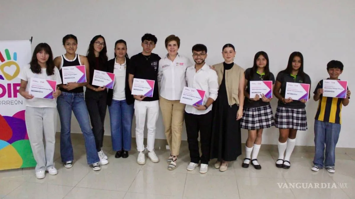 Jóvenes becados por DIF Torreón completan su formación académica con apoyo municipal
