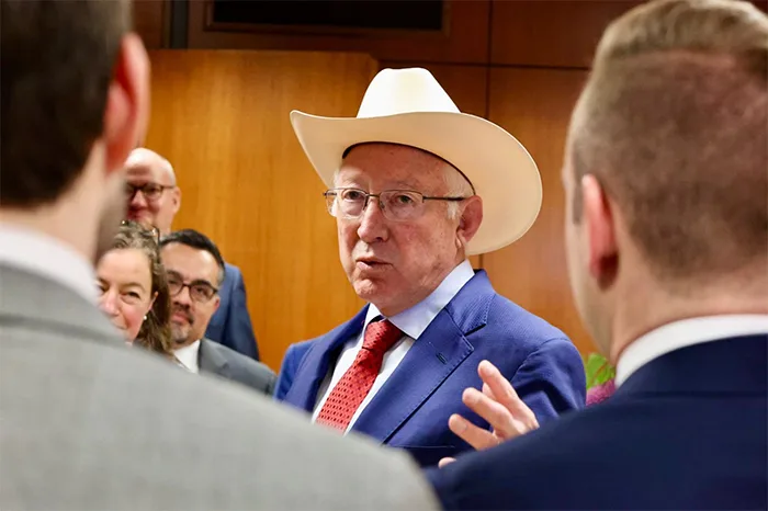Ken Salazar reafirma que EE. UU. no participó en la captura de 'El Mayo' Zambada
