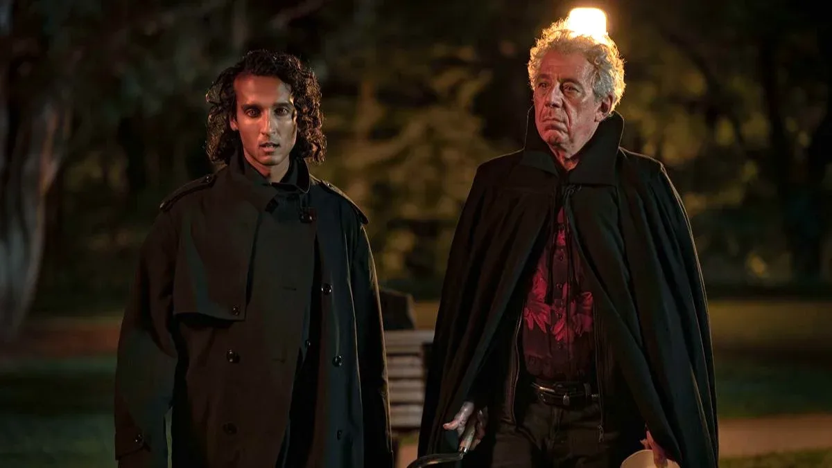 La camisa roja con flores de Daniel en The Vampire Lestat simboliza estar sumergido en el amor