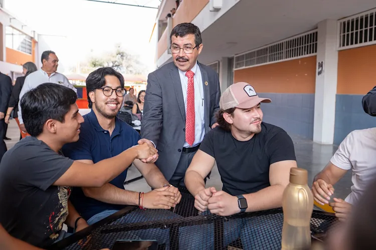 La UAT fortalece la inserción laboral de sus egresados con convenios clave a nivel nacional