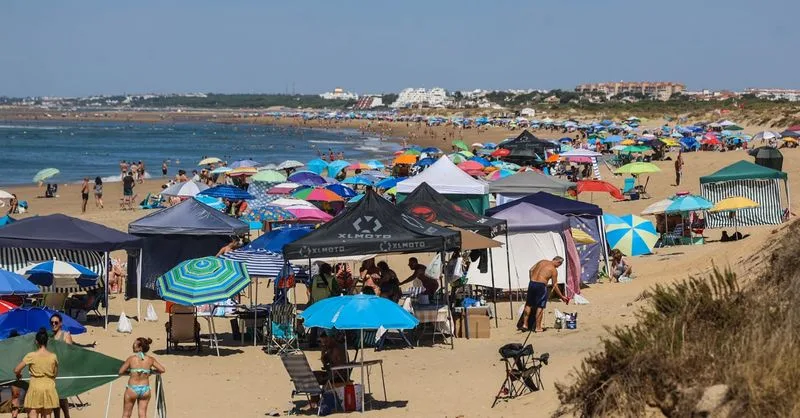 Las playas de Huelva se llenan de visitantes para escapar del calor extremo