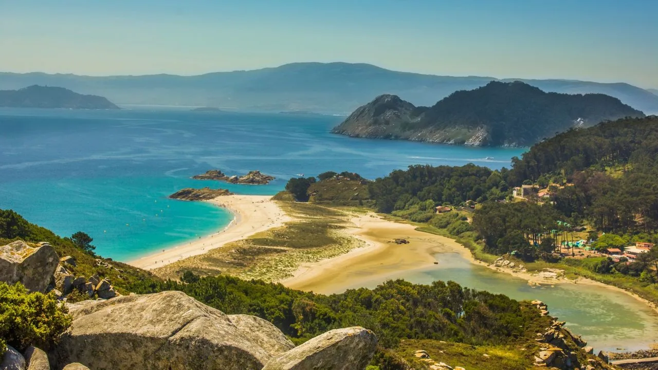 Las playas imprescindibles de Pontevedra, entre arenales urbanos y entornos vírgenes