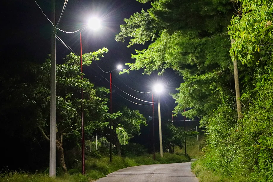 Mejoran la iluminación pública en Huitzilan con nueva expansión del sistema eléctrico
