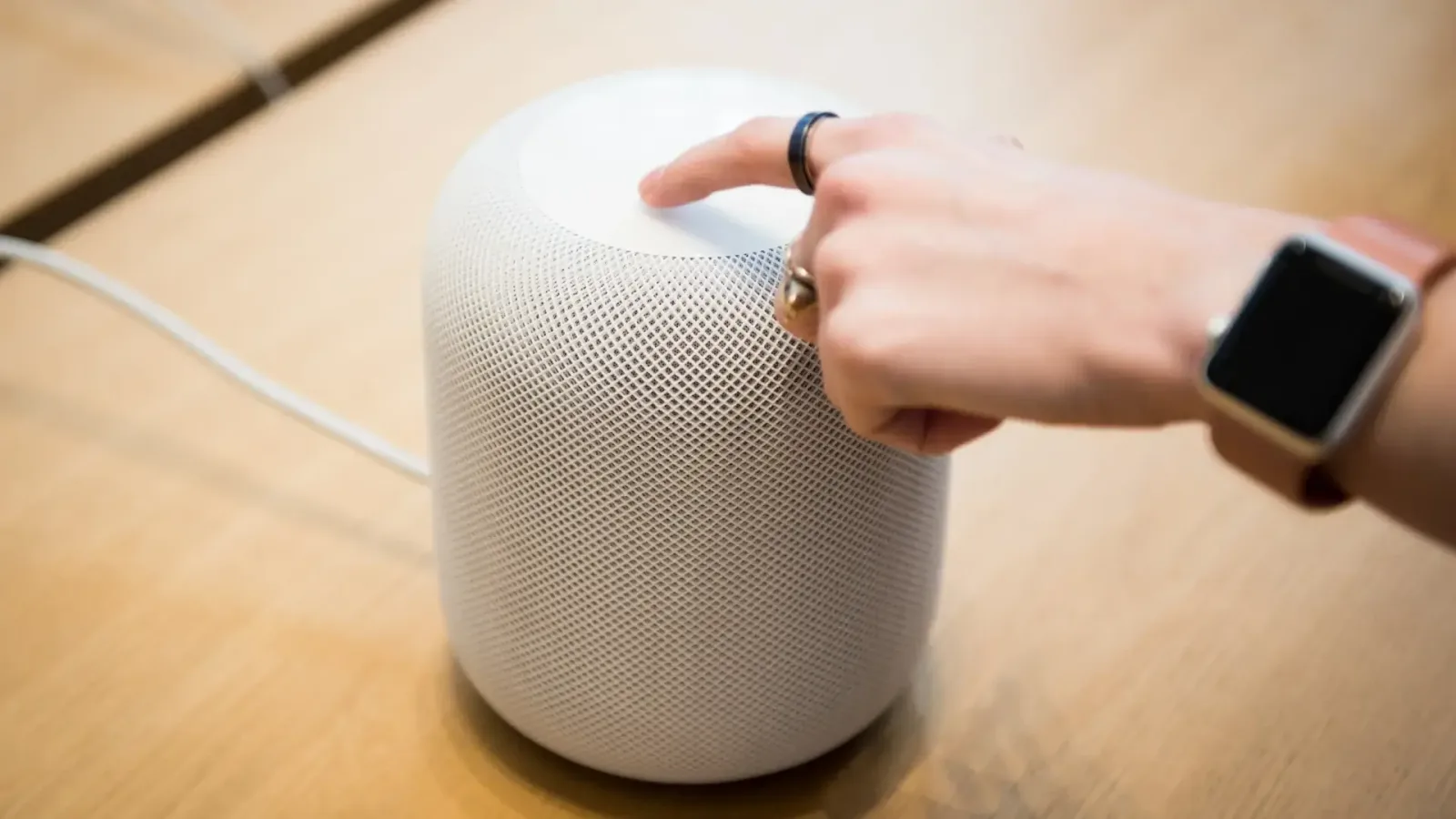 OpenAI diseña altavoz inteligente móvil sin pantalla con el diseño de Jony Ive