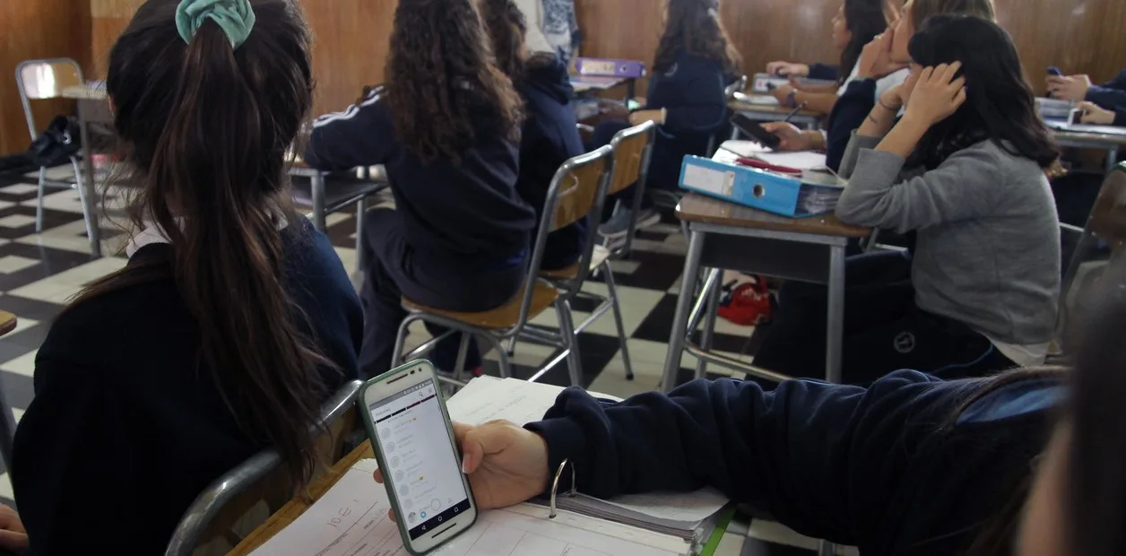 Padres de familia de Sonora apoyan regulación del uso de celulares en escuelas básicas