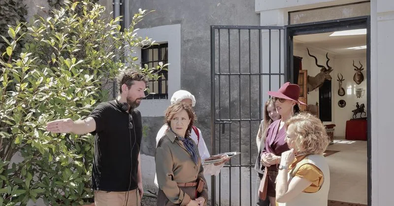 Pedro Aguilera reinterpreta “La caza” con humor negro y un potente elenco femenino