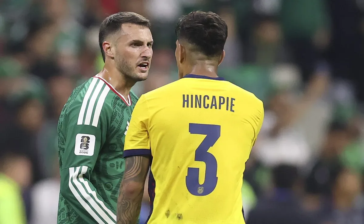 Piero Hincapié admite error tras su expulsión en el Mundial tras choque con Santiago Giménez