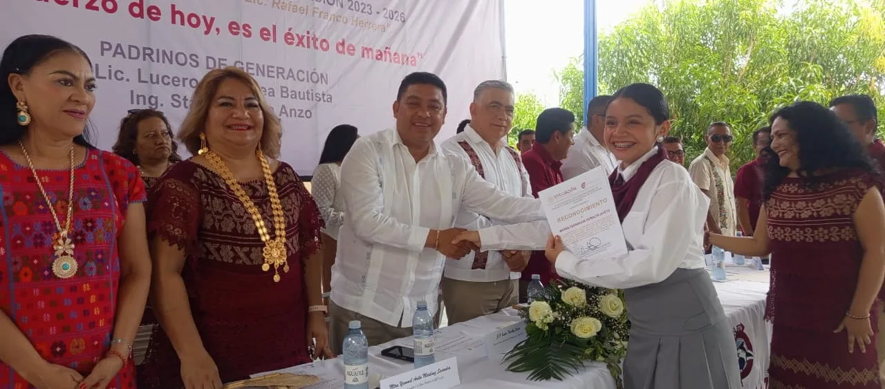 Reconocen a estudiantes destacados en la clausura del CBTIS 176 en Marquelia