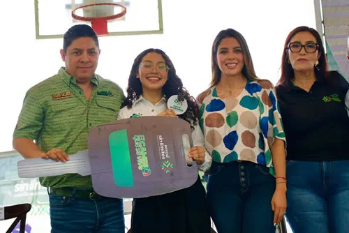 Ricardo Gallardo entrega autobús para mejorar traslado de estudiantes en Ciudad Valles