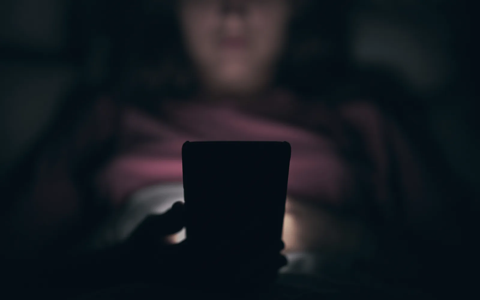 Riesgos del uso excesivo de pantallas en niños y adolescentes y las medidas globales para su regulación