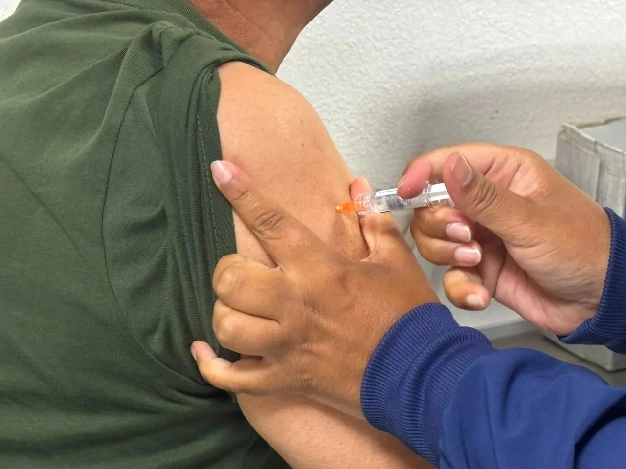Salud aplica 297 vacunas en plazas comerciales para reforzar inmunización en Juárez