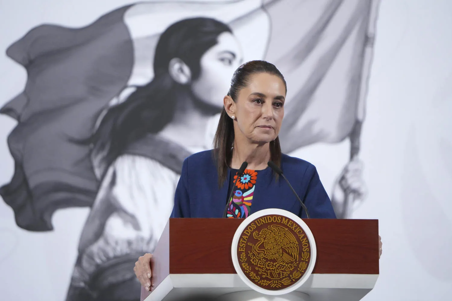 Sheinbaum apoya revisión de escuelas con formación militar y supervisión de la SEP