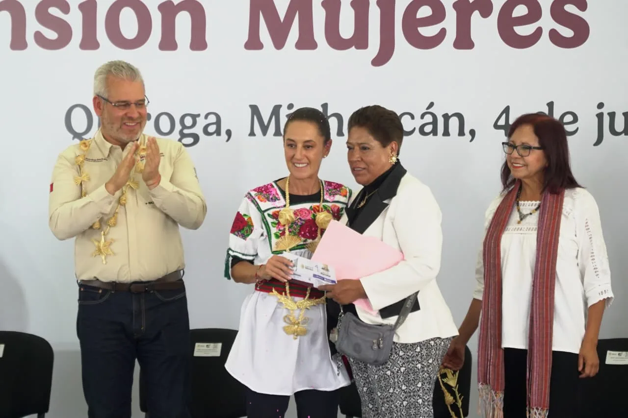 Sheinbaum entrega apoyos de Pensión Mujeres Bienestar y anuncian Centros para Mujeres en Michoacán