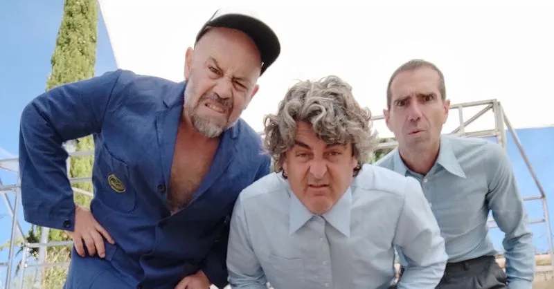 Tres payasos irrumpen y transforman el Festival Castillo de Niebla en un espectáculo de improvisación y humor