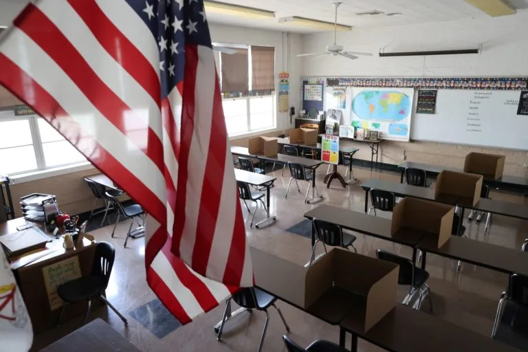 Tribunal federal anula la ley de Florida que prohibía educación sobre raza y género